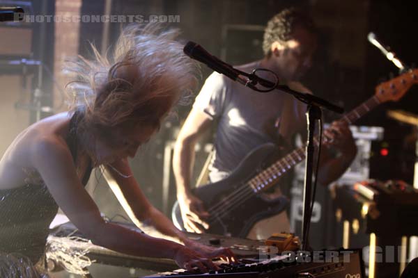 METRIC - 2009-05-04 - PARIS - La Maroquinerie - Emily Haines - Joshua Winstead